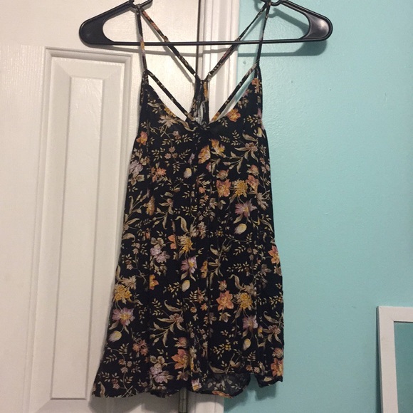 American Eagle Outfitters Tops - Pretty criss cross top💓